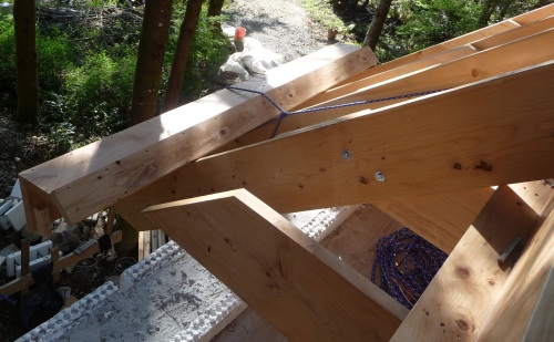 Lowering roof edge with rope