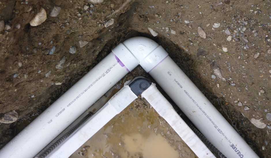 Peripheral drainpipe corners