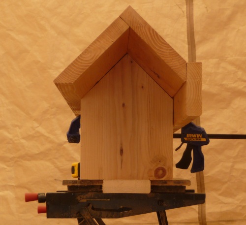 Roof jig with edge on top